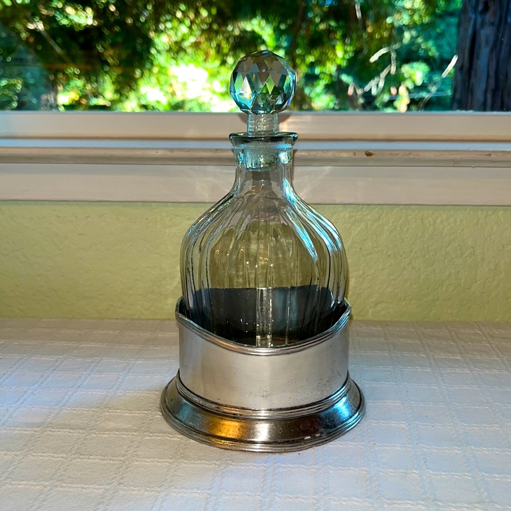 Glass decanter with holder